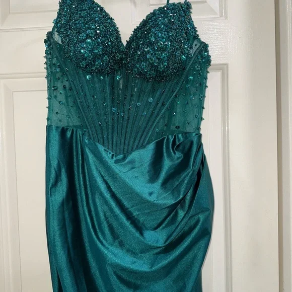 Elegant Green Evening Dress - Picture 4 of 4